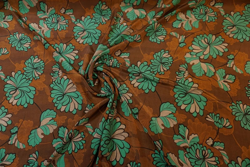 Exquisiter Seidencrêpe – Florale Eleganz in warmen Naturtönen